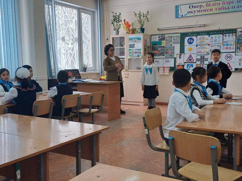 3 "ә" сыныбында "Жолда жүру ережесін білесің бе?" атты   сынып сағаты өткізілді