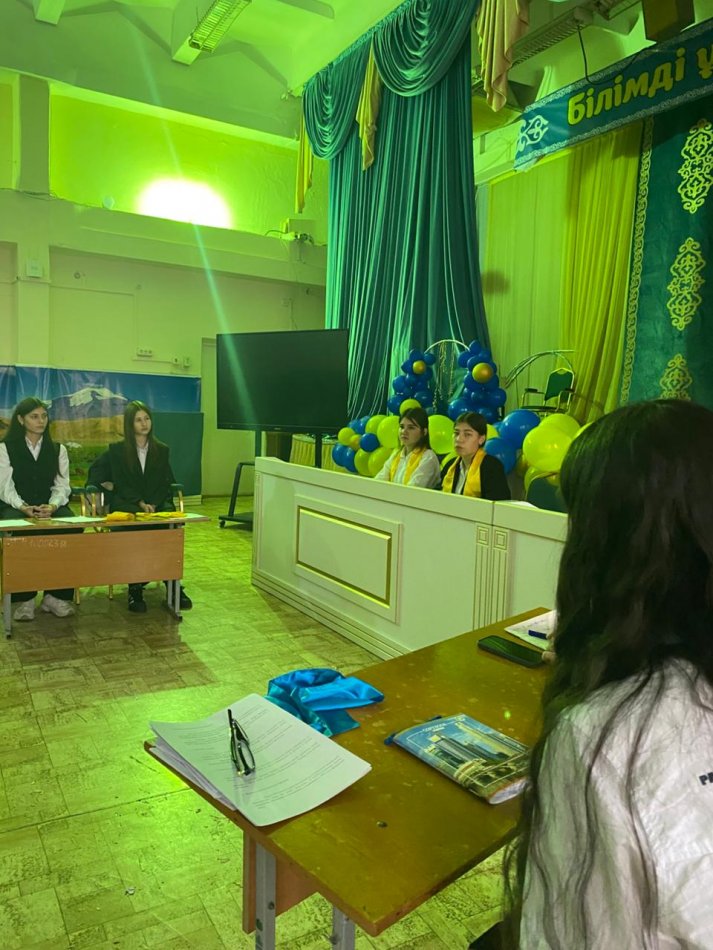 Мектебімізде 12.12.2024 күні " Тәуелсіздік мәңгілік елдің тұғыры" тақырыбында дөңгелек үстел ашық сабағы өткізілді.