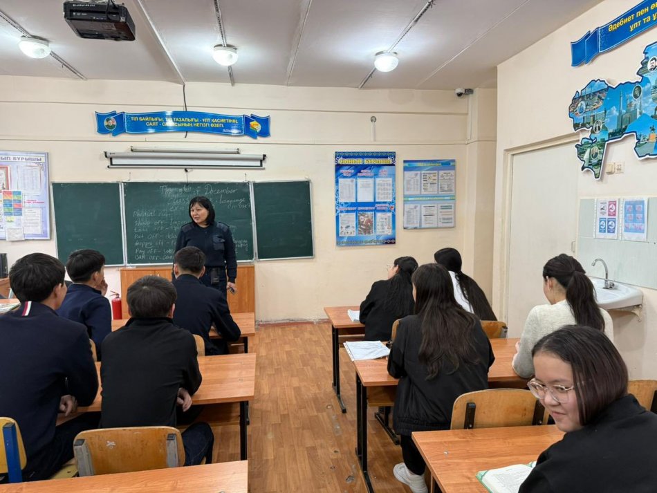 А.Макаренко атындағы №41 мектеп-лицейінде Жаңа жылдық мереке қарсаңында оқушылардың қауіпсіздігін сақтау мақсатында мектеп инспекторы, полиция капитаны А.Раимбекова түсіндіру жұмыстарын жүргізді.