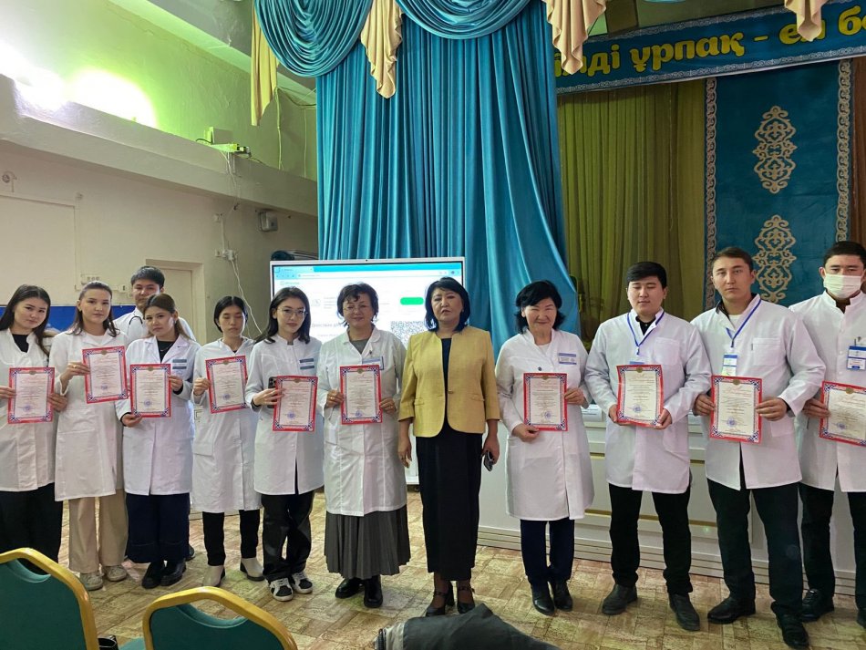 «Салауатты жас: дене, ой, цифрлық әлем және болашақ» А.С. Макаренко атындағы №41 мектеп-лицейінде АО «Оңтүстік Қазақстан медицина академиясы» ЖТД-2 кафедрасының меңгерушісі, м.ғ.д., профессор Досыбаева Гүлжан Нұрбековна негізін қалаған жоба аясында ж