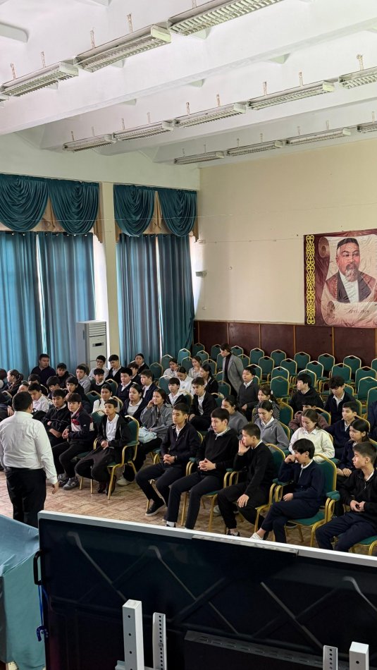 №41 мектеп-лицейінде Шымкент қаласы дін істері басқармасы «Дін мәселелерін зерттеу орталығы» КММ-нің теолог маманы Қыпшақбаев Рауан Мұхитұлының қатысуымен оқушылармен кең ауқымды кездесу-жиналыс ұйымдастырылды.