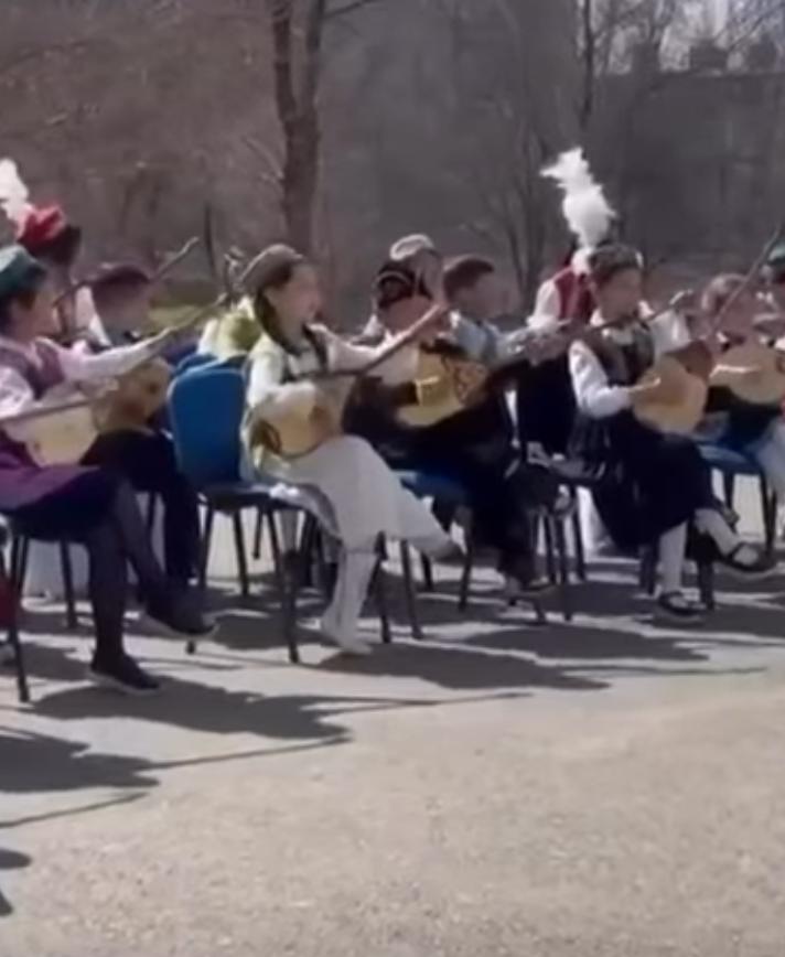 Қазақ халқының ұлттық мұрасы – күй өнерін дәріптеу, жас ұрпақтың рухани-мәдени құндылықтарға деген қызығушылығын арттыру мақсатында А. Макаренко атындағы №41 мектеп-лицейінде «Күй күмбірі» тақырыбында мәдени іс-шара өткізілді.