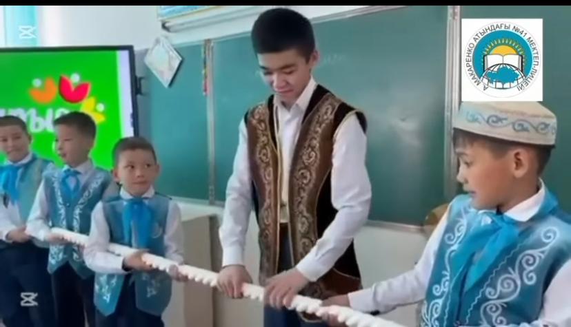 18 март – Ұлттық киім күні құтты болсын! Ұлттық киім – халқымыздың ғасырлар бойы қалыптасқан мәдениеті мен дәстүрінің айқын көрінісі. Әрбір ою-өрнек пен нақышта ата-бабамыздың тарихы, дүниетанымы мен талғамы көрініс табады. Қазақтың ұлттық киімі –