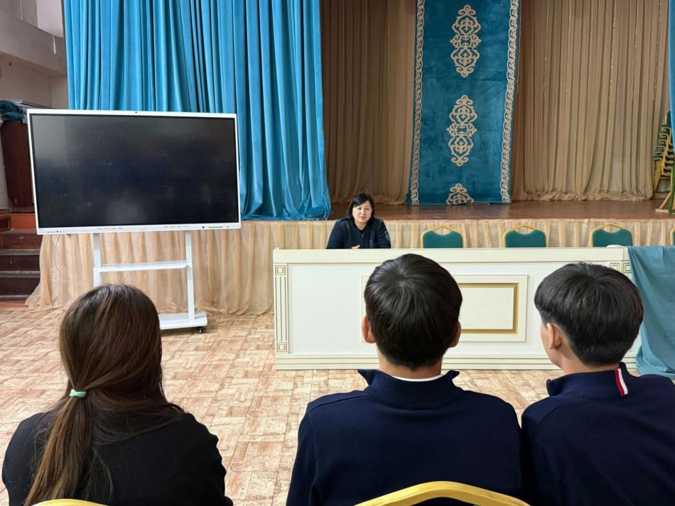 Әл-Фараби ауданы бойынша жүзеге асырылып жатқан “Заң және тәртіп” жобасы аясында А. Макаренко атындағы №41 мектеп-лицейінде маңызды тәрбиелік іс-шаралар ұйымдастырылды.
